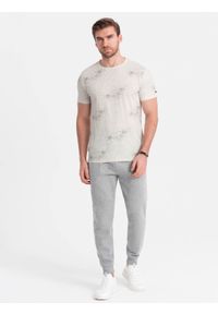 Ombre Clothing - T-shirt męski fullprint z rozrzuconymi literami - jasnobeżowy V1 OM-TSFP-0179 - XXL. Kolor: biały. Materiał: bawełna, żakard, dzianina. Wzór: nadruk, napisy, jednolity. Styl: elegancki #2