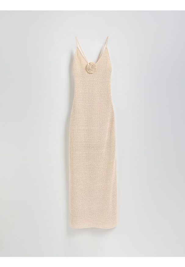 Reserved - Dzianinowa sukienka z różą - beżowy. Kolor: beżowy. Materiał: dzianina