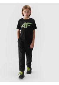 4F JUNIOR - T-shirt z nadrukiem chłopięcy. Kolor: czarny. Materiał: bawełna. Wzór: nadruk