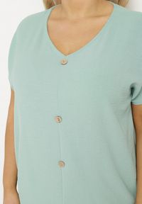 Born2be - Jasnozielona Bluzka Ozdobiona Guziczkami z Przodu Mepiana. Okazja: na co dzień. Kolor: zielony. Materiał: jeans. Długość rękawa: krótki rękaw. Długość: krótkie. Wzór: aplikacja. Styl: klasyczny, elegancki, casual #4