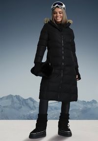 Born2be - Czarna Kurtka Pikowana Mocno Ocieplana z Kapturem z Futerkiem Gelirra. Okazja: na co dzień. Typ kołnierza: kaptur. Kolor: czarny. Materiał: futro. Długość rękawa: długi rękaw. Długość: długie. Styl: elegancki, casual #1