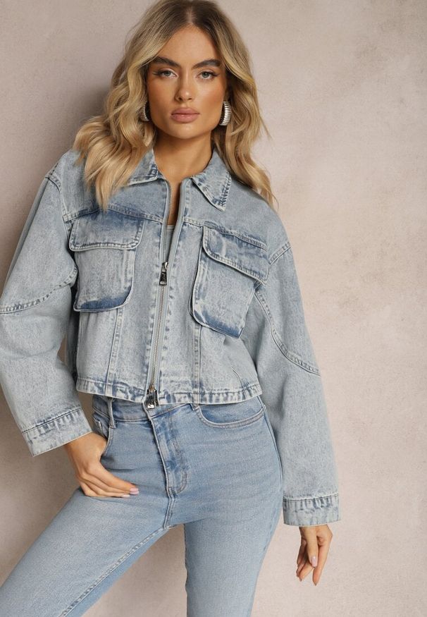 Renee - Niebieska Jeansowa Kurtka Oversize Cropped z Bawełny Tevissa. Okazja: na co dzień. Kolor: niebieski. Materiał: jeans, bawełna. Długość rękawa: długi rękaw. Długość: długie. Sezon: wiosna, jesień. Styl: elegancki, casual