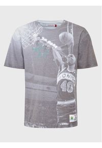 Mitchell & Ness T-Shirt TCRW3401 Szary Regular Fit. Kolor: szary. Materiał: syntetyk #1