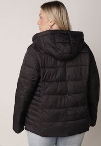 Born2be - Czarna Klasyczna Kurtka Przejściowa z Pikowaniem i Kapturem Edariella. Okazja: na co dzień. Kolekcja: plus size. Kolor: czarny. Materiał: jeans. Styl: klasyczny #8