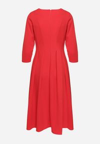 Born2be - Czerwona Rozkloszowana Sukienka Ozdobiona Przeszyciami Reamira. Okazja: na co dzień. Typ kołnierza: dekolt w łódkę. Kolor: czerwony. Wzór: aplikacja. Styl: casual, elegancki #3