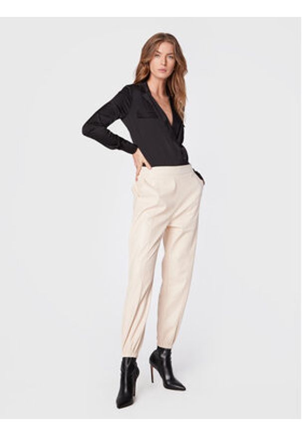 Liu Jo Spodnie z imitacji skóry WF2025 E0392 Beżowy Regular Fit. Kolor: beżowy. Materiał: skóra