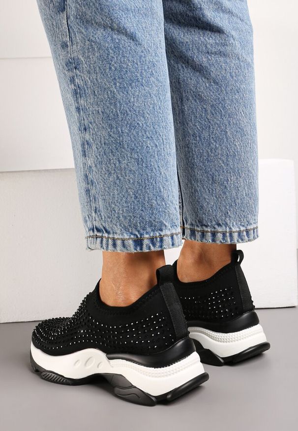 Born2be - Czarne Buty Sportowe w Cyrkonie na Grubej Podeszwie Coneta. Kolor: czarny. Wzór: aplikacja