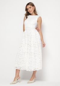 Born2be - Biała Koronkowa Sukienka o Rozkloszowanym Kroju z Odkrytymi Plecami Nelamia. Okazja: na imprezę, na co dzień. Kolor: biały. Materiał: koronka. Długość rękawa: bez rękawów. Styl: wizytowy, casual, elegancki #4