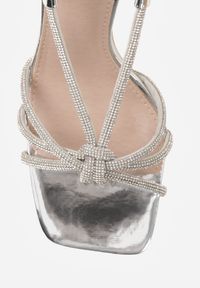 Born2be - Srebrne Sandały VICES na Szpilce z Paskami z Cyrkoniami Zellyss. Okazja: na wesele, na ślub cywilny. Zapięcie: pasek. Kolor: srebrny. Materiał: satyna. Wzór: paski, aplikacja. Obcas: na szpilce. Styl: elegancki #7