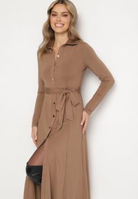 Born2be - Ciemnobeżowa Sukienka Maxi o Koszulowym Fasonie z Wiązaniem mZynlee. Okazja: na co dzień. Kolor: brązowy. Materiał: wiskoza. Typ sukienki: koszulowe. Styl: casual, elegancki, klasyczny. Długość: maxi #2