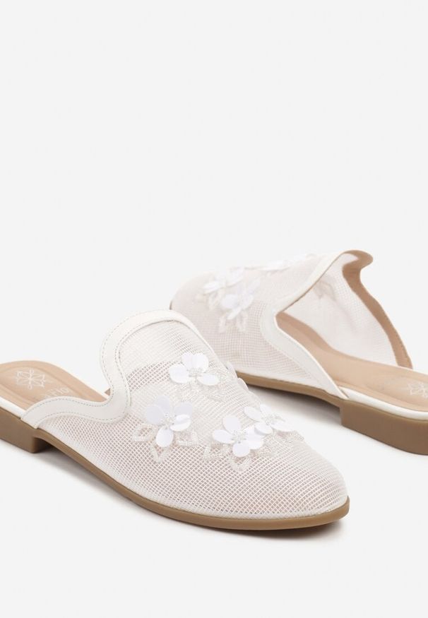 Born2be - Białe Siateczkowe Klapki Typu Mule z Kwiatami 3D Vilmoi. Okazja: na spacer. Kolor: biały. Materiał: len, jeans. Wzór: kwiaty. Sezon: lato