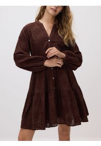 Reserved - Sukienka z haftem - ciemnobrązowy. Kolor: brązowy. Materiał: tkanina, bawełna. Wzór: haft