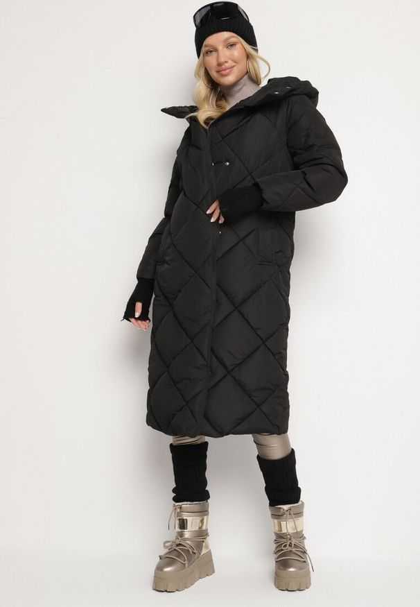 Born2be - Czarna Kurtka z Geometrycznym Pikowaniem Johnatta. Kolor: czarny. Wzór: geometria