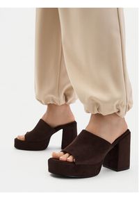 DeeZee Klapki CEO-HY7562-10 Brązowy. Kolor: brązowy. Materiał: materiał #7