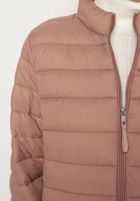Born2be - Różowa Pikowana Kurtka o Prostym Kroju z Niską Stójką Zeniva. Okazja: na spacer, na co dzień. Typ kołnierza: kołnierzyk stójkowy. Kolekcja: plus size. Kolor: różowy. Materiał: dzianina, jeans. Styl: casual #7