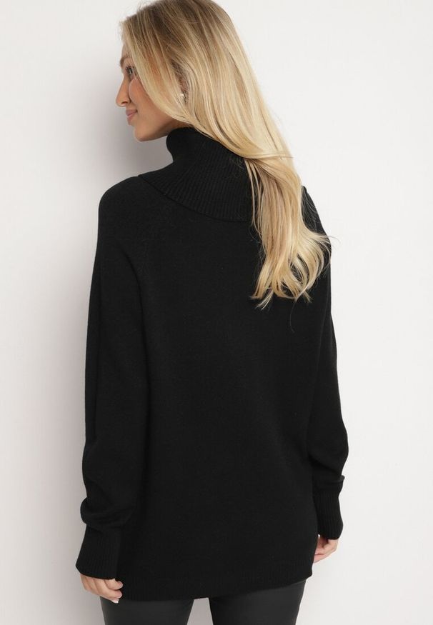 Born2be - Czarny Golf z Wiskozą Zdobiony Wsuwanymi Kieszonkami Viaela. Okazja: na co dzień. Typ kołnierza: golf. Kolekcja: plus size. Kolor: czarny. Długość: długie. Wzór: aplikacja. Materiał: wiskoza. Długość rękawa: długi rękaw. Styl: elegancki, casual