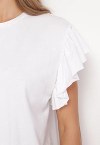 Born2be - Biały T-shirt z Falowanym Rękawem Aidira. Kolor: biały. Materiał: jeans. Długość rękawa: krótki rękaw. Długość: krótkie #7