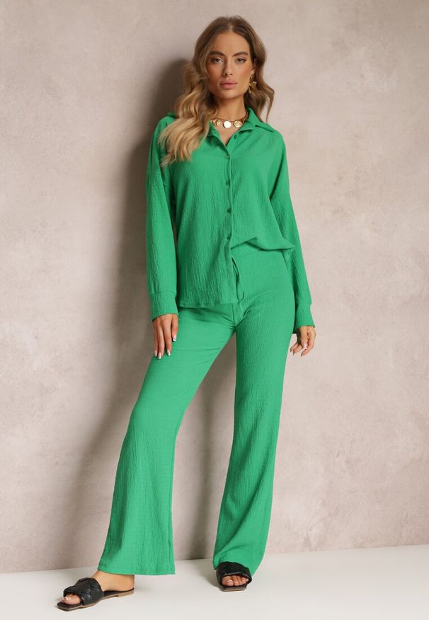 Renee - Zielony 2-częściowy Komplet z Koszulą i Spodniami Zdobionymi Delikatnym Tłoczeniem Jaila. Kolor: zielony. Materiał: tkanina. Wzór: aplikacja
