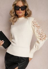 Renee - Jasnobeżowy Sweter z Koronkową Wstawką Meldara. Kolor: beżowy. Materiał: koronka. Wzór: ażurowy, gładki