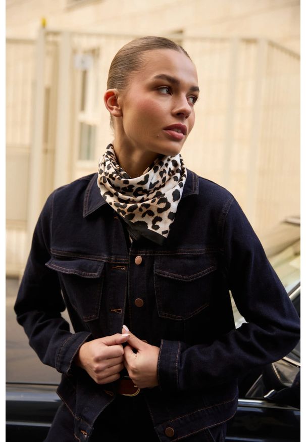 MOODO - Kurtka jeansowa granatowa. Kolor: niebieski. Materiał: jeans