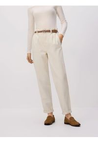 Reserved - Jeansy paperbag z dłuższą nogawką - beżowy. Kolor: beżowy. Długość: długie