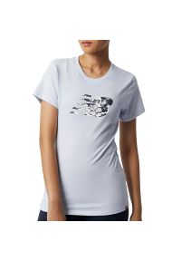 Koszulka New Balance WT21804SIY - fioletowa. Kolor: fioletowy. Materiał: dzianina, materiał, bawełna. Długość rękawa: krótki rękaw. Długość: krótkie. Wzór: napisy, aplikacja, nadruk