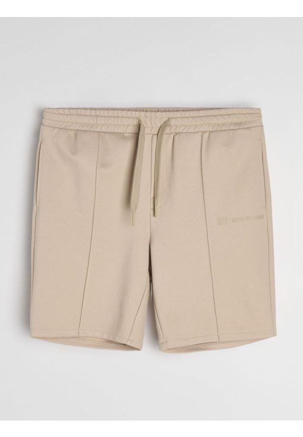 Sinsay - Wiskozowe szorty slim - beżowy. Kolor: beżowy. Materiał: wiskoza