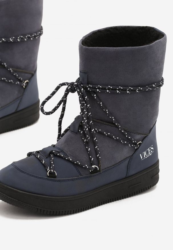 Born2be - Granatowe Śniegowce Moonlight Dance. Okazja: na co dzień. Nosek buta: okrągły. Zapięcie: bez zapięcia. Kolor: niebieski. Szerokość cholewki: normalna. Wysokość cholewki: przed kolano. Materiał: materiał, syntetyk, jeans, nubuk. Sezon: zima. Styl: casual