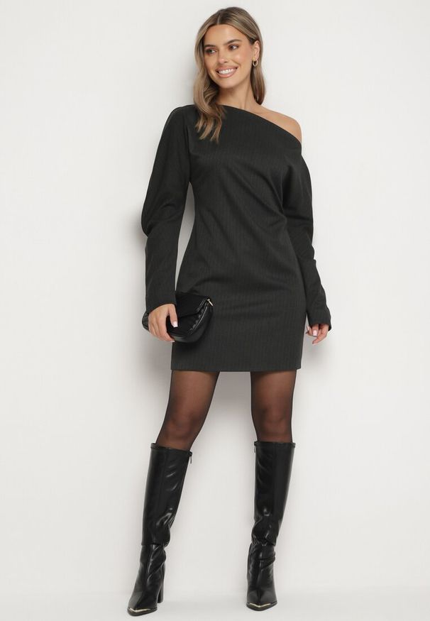 Born2be - Ciemnoszara Asymetryczna Sukienka z Wiskozą z Dekoltem w Łódkę i Marszczeniem przy Talii Sofilda. Okazja: na co dzień. Typ kołnierza: dekolt w łódkę. Kolor: szary. Materiał: wiskoza. Długość rękawa: długi rękaw. Typ sukienki: asymetryczne. Styl: casual, klasyczny, wizytowy