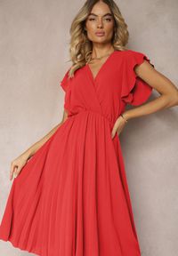 Renee - Czerwona Sukienka z Trójkątnym Dekoltem z Gumką w Pasie o Plisowanym Kroju Doetta. Kolor: czerwony. Długość rękawa: krótki rękaw. Styl: elegancki