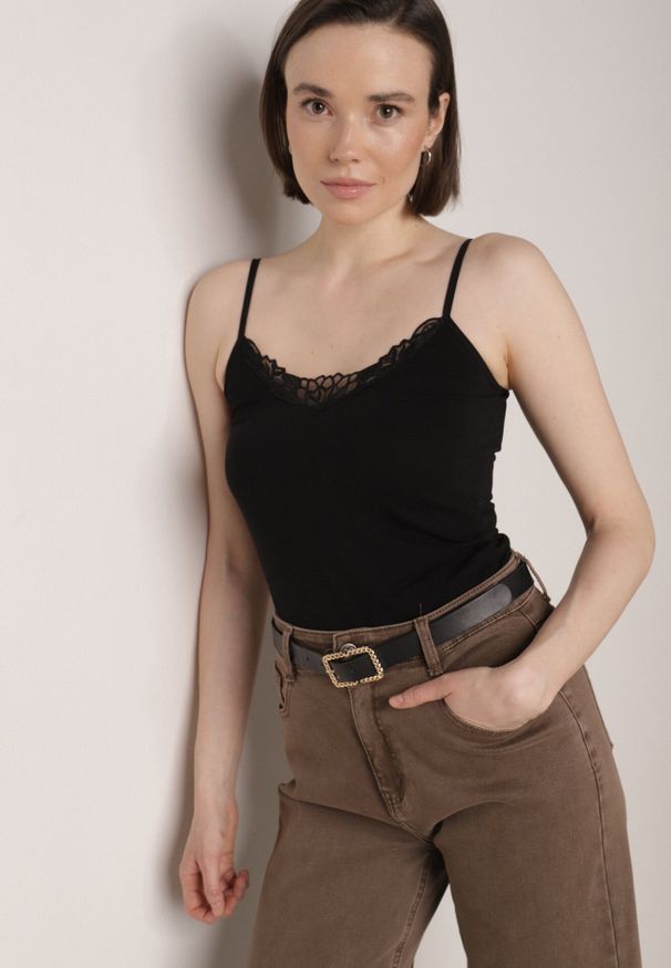 Born2be - Czarny Bawełniany Top na Ramiączkach z Ozdobną Koronką przy Dekolcie Berlisa. Okazja: na co dzień, na spotkanie biznesowe. Kolor: czarny. Materiał: bawełna, koronka. Długość rękawa: na ramiączkach. Wzór: koronka. Styl: casual, biznesowy, elegancki