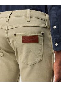 Wrangler - MESKIE SPODNIE WRANGLER GREENSBORO DARK TEA 112362437