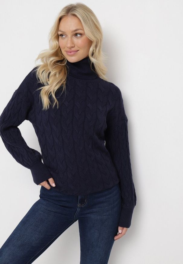Born2be - Granatowy Sweter z Golfem w Warkoczowy Splot ze Ściągaczami Maraiwai. Typ kołnierza: golf. Kolor: niebieski. Wzór: ze splotem. Sezon: jesień