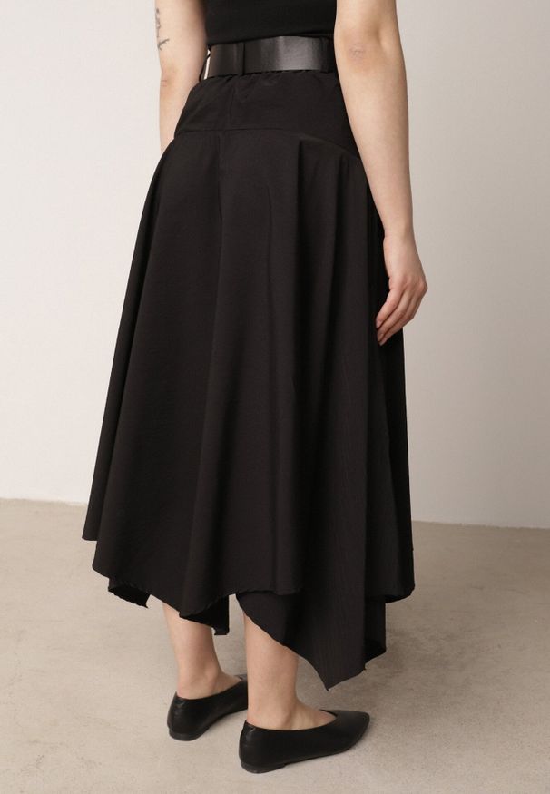 Born2be - Czarna Rozkloszowana Spódnica z Ozdobnym Paskiem i Asymetrycznym Dołem Pillen. Okazja: do pracy, na co dzień. Kolor: czarny. Materiał: skóra. Długość: długie. Styl: elegancki, casual