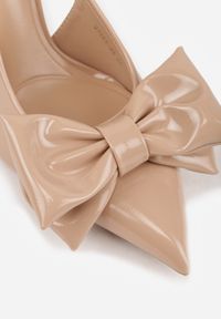 Renee - Ciemnobeżowe Sandały na Szpilce Vices z Dużą Kokardką Bez Pięty Velozia. Okazja: na studniówkę, na sylwestra, na ślub cywilny, na wesele, do pracy, na spotkanie biznesowe. Zapięcie: sprzączka. Kolor: beżowy. Obcas: na szpilce. Styl: wizytowy, biznesowy, elegancki #3