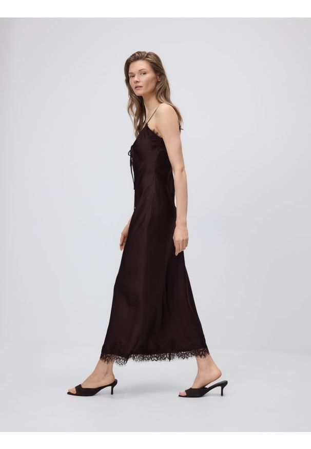 Reserved - Sukienka z koronkowym zdobieniem - ciemnobrązowy. Kolor: brązowy. Materiał: koronka. Wzór: aplikacja. Typ sukienki: proste