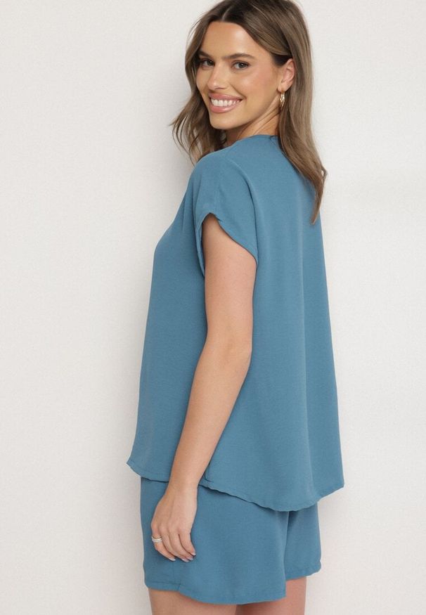 Born2be - Niebieski Komplet z Wiskozą Bluzka Zdobiona Guzikami i Szorty Nitamea. Kolor: niebieski. Materiał: wiskoza. Wzór: aplikacja