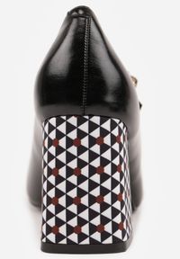 Born2be - Czarne Czółenka Vices w Stylu Retro ze Skórzaną Wkładką i Kolorową Aplikacją Vodvira. Okazja: na co dzień, na spotkanie biznesowe, do pracy. Kolor: czarny. Materiał: skóra. Wzór: aplikacja, kolorowy. Obcas: na słupku. Styl: retro #6