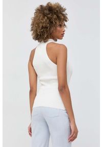 Guess top damski kolor biały z półgolfem. Typ kołnierza: dekolt halter. Kolor: beżowy. Materiał: materiał, dzianina, wiskoza. Wzór: gładki #2