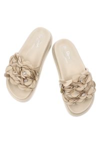 Klapki damskie S.Barski, cholewka ze skóry ekologicznej wsuwane z przodu ozdobne kwiaty, beżowe, MR61-9015. Kolor: beżowy. Materiał: skóra ekologiczna. Wzór: kwiaty #5
