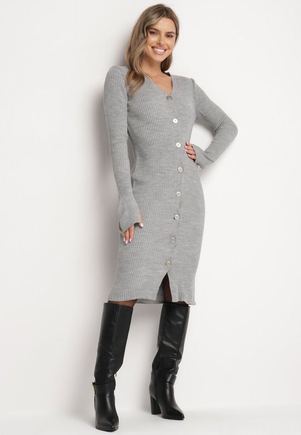 Born2be - Szara Dopasowana Sukienka z Prążkowanego Materiału Ozdobiona Guzikami Stintea. Okazja: na co dzień. Kolor: szary. Materiał: prążkowany, materiał. Wzór: aplikacja. Typ sukienki: sportowe, proste. Styl: klasyczny, casual, sportowy