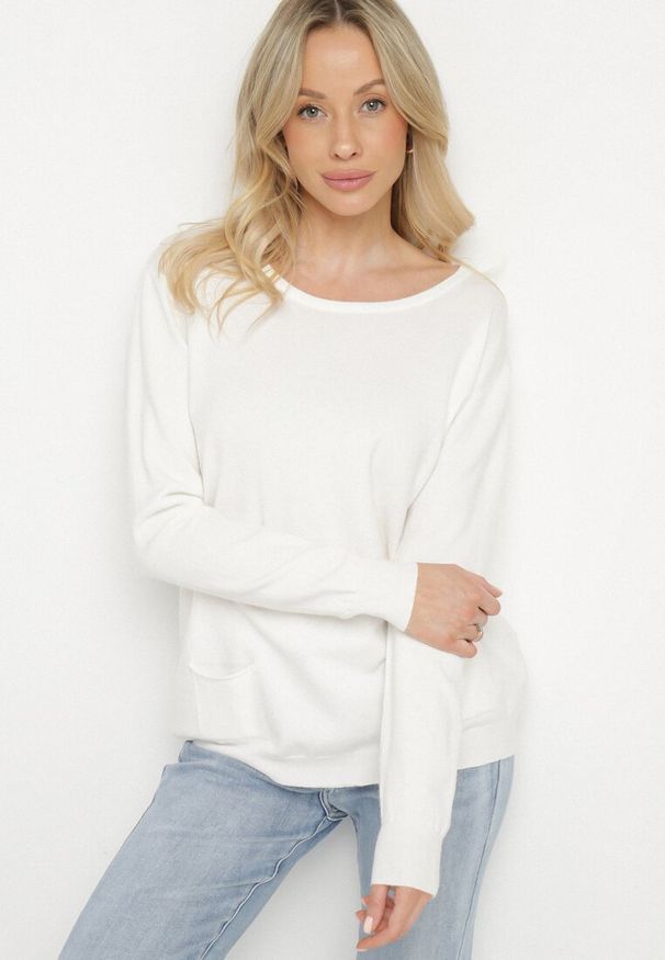 Born2be - Biały Sweter z Kaszmirem i Ozdobnymi Kieszeniami Sanarea. Okazja: na spacer, na co dzień. Kolor: biały. Materiał: kaszmir. Długość rękawa: długi rękaw. Długość: długie. Styl: klasyczny, casual, elegancki