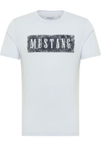 Mustang - MUSTANG ALEX C PRINT MĘSKI T-SHIRT KOSZULKA LOGO NADRUK GRAY DAWN 1013520 4017. Wzór: nadruk