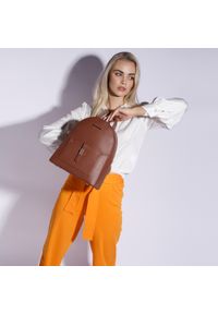 Wittchen - Damski plecak z kieszenią z przodu. Kolor: brązowy. Materiał: skóra ekologiczna. Wzór: paski, aplikacja. Styl: elegancki #5