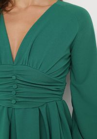 Born2be - Zielona Rozkloszowana Sukienka Mini z Głębokim Dekoltem Ozdobiona Marszczeniem i Guzikami Jerikan. Kolor: zielony. Długość rękawa: długi rękaw. Wzór: aplikacja. Długość: mini