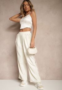 Renee - Jasnobeżowe Szerokie Spodnie z Bawełną High Waist Ozdobione Koronką Efandiela. Okazja: na co dzień, na imprezę. Stan: podwyższony. Kolor: beżowy. Materiał: bawełna, koronka. Długość: długie. Wzór: aplikacja, koronka. Styl: elegancki, casual #3