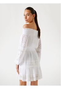 Guess Sukienka 175311 Biały Classic Fit. Kolor: biały