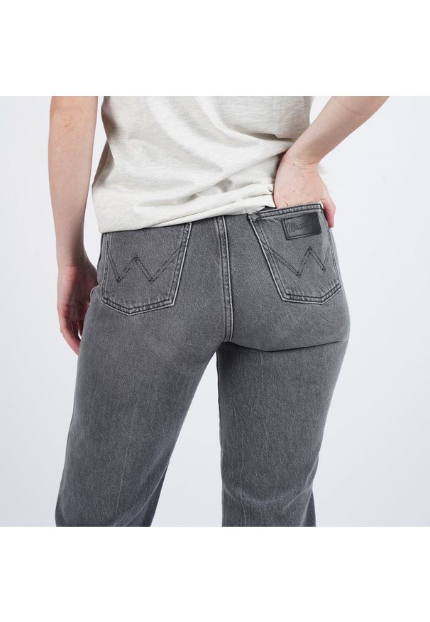 Wrangler - SPODNIE DAMSKIE WRANGLER RETRO OCEAN ROCK W22ARJ69S 112127793. Styl: retro, rockowy