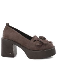 Brązowe Półbuty Karino Eleganckie Obuwie Damskie Na Obcasie. Okazja: na co dzień. Kolor: brązowy. Materiał: welur. Szerokość cholewki: normalna. Wzór: aplikacja, kwiaty. Obcas: na obcasie. Styl: elegancki. Wysokość obcasa: średni #5