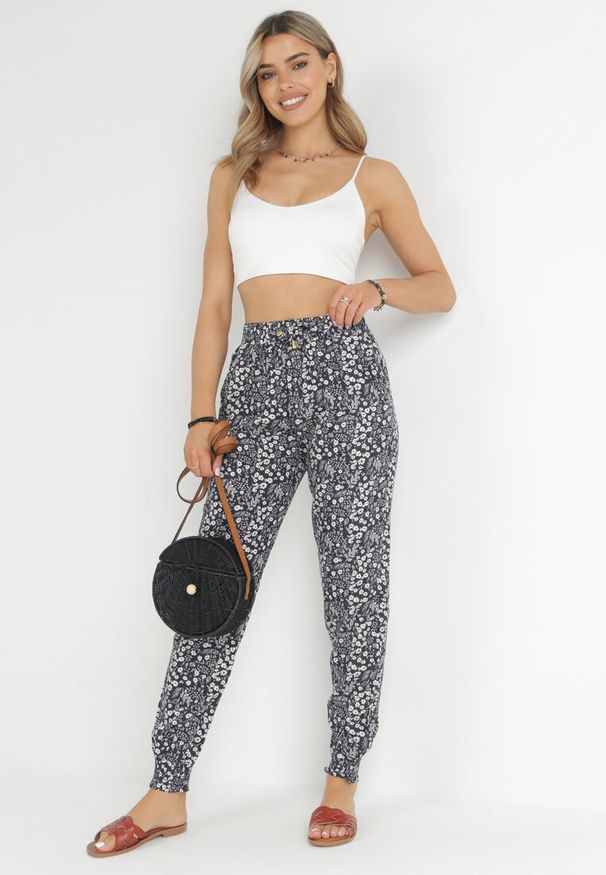 Born2be - Granatowe Spodnie w Kwiaty z Gumką w Pasie Lorraina. Kolor: niebieski. Długość: długie. Wzór: kwiaty. Sezon: wiosna, lato